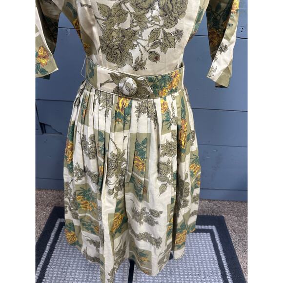 1950's Vintage Pleated Floral Dress with Belt - Picture 3 of 7